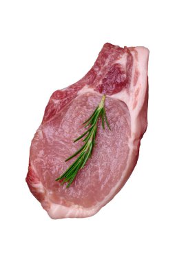 Kemikte çiğ domuz eti ya da tuz, baharat ve otlarla dilimlenmiş koyu beton arka planda kesilmiş kaburga.