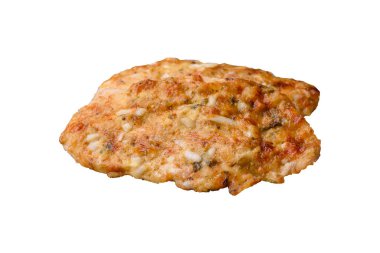 Lezzetli kızarmış tavuk göğsü hardal, tuz, baharat ve peynirli koyu beton arka planda.