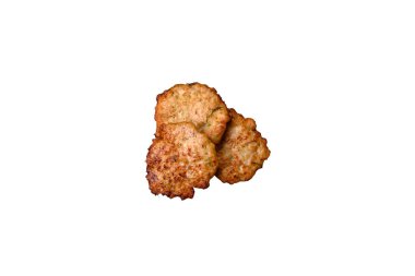 Lezzetli taze kızarmış tavuk eti pirzolası. Koyu beton zeminde tuz, baharat ve otlarla birlikte.