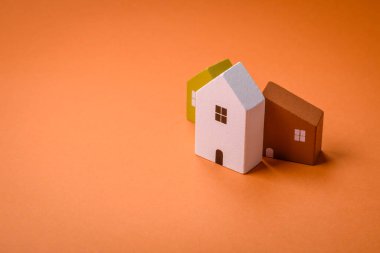 Kendi evinize yatırım yapmak ve gayrimenkul almak için küçük ahşap bir ev. Fikrin için arka plan