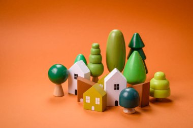 Kendi evinize yatırım yapmak ve gayrimenkul almak için küçük ahşap bir ev. Fikrin için arka plan