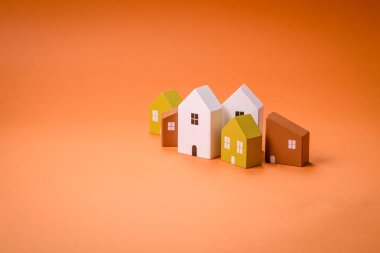 Kendi evinize yatırım yapmak ve gayrimenkul almak için küçük ahşap bir ev. Fikrin için arka plan