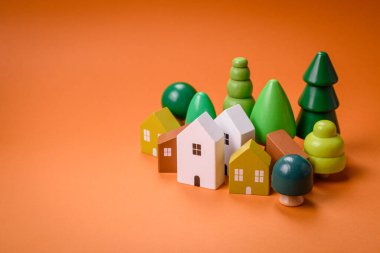 Kendi evinize yatırım yapmak ve gayrimenkul almak için küçük ahşap bir ev. Fikrin için arka plan