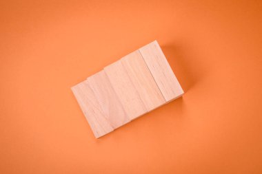 Bloklardan yapılmış ahşap adımlar bir amaca ulaşmak için yatırım ve kâr büyümesi fikridir. Fikrin için arka plan