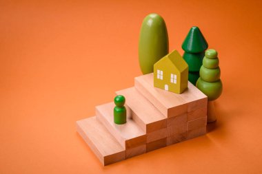 Kendi evinize yatırım yapmak ve gayrimenkul almak için küçük ahşap bir ev. Fikrin için arka plan