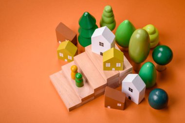 Kendi evinize yatırım yapmak ve gayrimenkul almak için küçük ahşap bir ev. Fikrin için arka plan