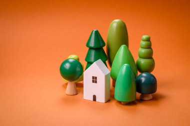 Kendi evinize yatırım yapmak ve gayrimenkul almak için küçük ahşap bir ev. Fikrin için arka plan