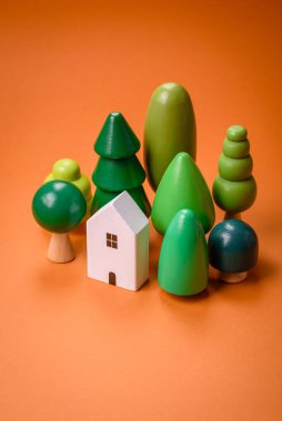 Kendi evinize yatırım yapmak ve gayrimenkul almak için küçük ahşap bir ev. Fikrin için arka plan