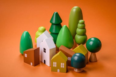 Kendi evinize yatırım yapmak ve gayrimenkul almak için küçük ahşap bir ev. Fikrin için arka plan