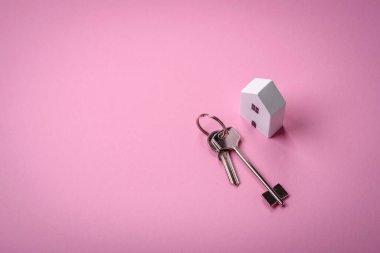 Küçük ahşap bir ev ve anahtarlar kendi evinize yatırım yapmak ve gayrimenkul satın alma hedefine ulaşmak için bir fikir. Fikrin için arka plan