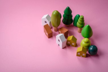 Kendi evinize yatırım yapmak ve gayrimenkul almak için küçük ahşap bir ev. Fikrin için arka plan