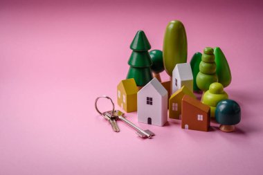 Küçük ahşap bir ev ve anahtarlar kendi evinize yatırım yapmak ve gayrimenkul satın alma hedefine ulaşmak için bir fikir. Fikrin için arka plan