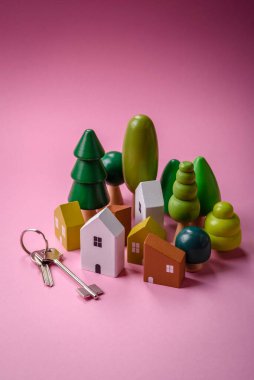 Küçük ahşap bir ev ve anahtarlar kendi evinize yatırım yapmak ve gayrimenkul satın alma hedefine ulaşmak için bir fikir. Fikrin için arka plan