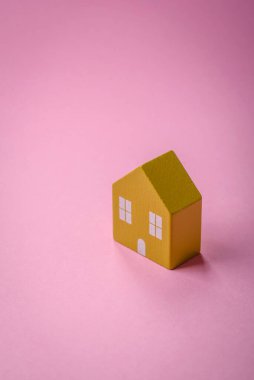 Kendi evinize yatırım yapmak ve gayrimenkul almak için küçük ahşap bir ev. Fikrin için arka plan