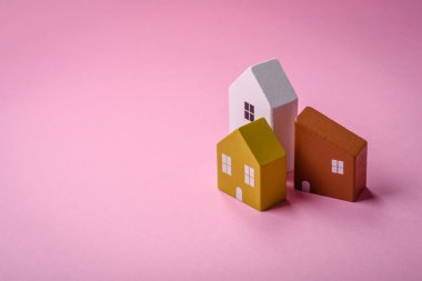 Kendi evinize yatırım yapmak ve gayrimenkul almak için küçük ahşap bir ev. Fikrin için arka plan