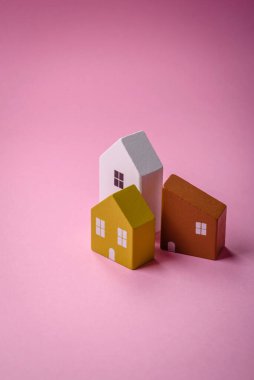 Kendi evinize yatırım yapmak ve gayrimenkul almak için küçük ahşap bir ev. Fikrin için arka plan