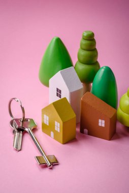 Küçük ahşap bir ev ve anahtarlar kendi evinize yatırım yapmak ve gayrimenkul satın alma hedefine ulaşmak için bir fikir. Fikrin için arka plan