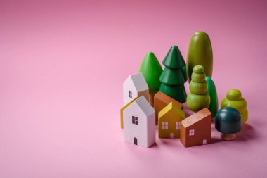 Kendi evinize yatırım yapmak ve gayrimenkul almak için küçük ahşap bir ev. Fikrin için arka plan