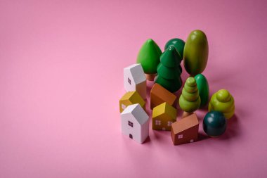 Kendi evinize yatırım yapmak ve gayrimenkul almak için küçük ahşap bir ev. Fikrin için arka plan