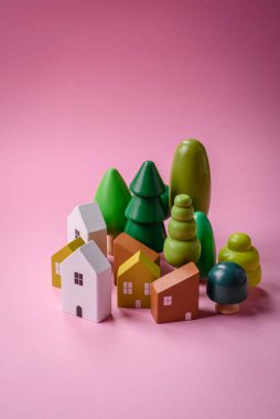 Küçük ahşap bir ev ve anahtarlar kendi evinize yatırım yapmak ve gayrimenkul satın alma hedefine ulaşmak için bir fikir. Fikrin için arka plan