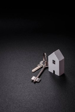 Küçük ahşap bir ev ve anahtarlar kendi evinize yatırım yapmak ve gayrimenkul satın alma hedefine ulaşmak için bir fikir. Fikrin için arka plan