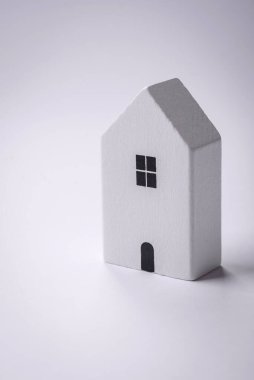 Kendi evinize yatırım yapmak ve gayrimenkul almak için küçük ahşap bir ev. Fikrin için arka plan