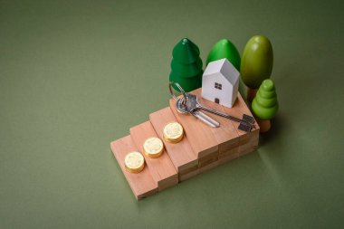 Küçük ahşap bir ev ve anahtarlar kendi evinize yatırım yapmak ve gayrimenkul satın alma hedefine ulaşmak için bir fikir. Fikrin için arka plan