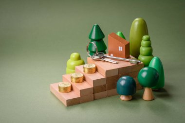 Küçük ahşap bir ev ve anahtarlar kendi evinize yatırım yapmak ve gayrimenkul satın alma hedefine ulaşmak için bir fikir. Fikrin için arka plan