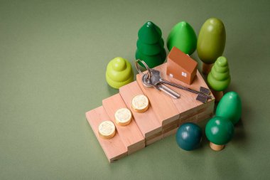 Küçük ahşap bir ev ve anahtarlar kendi evinize yatırım yapmak ve gayrimenkul satın alma hedefine ulaşmak için bir fikir. Fikrin için arka plan