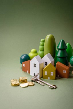 Küçük ahşap bir ev ve anahtarlar kendi evinize yatırım yapmak ve gayrimenkul satın alma hedefine ulaşmak için bir fikir. Fikrin için arka plan