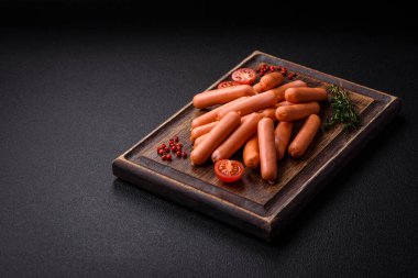 Tuzlu, baharatlı ve çimento kaplı lezzetli küçük sosisler.