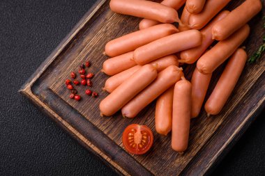 Tuzlu, baharatlı ve çimento kaplı lezzetli küçük sosisler.