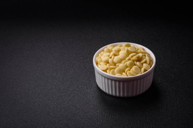 Lezzetli tatlılar hazırlamak için bir malzeme ya da hazırlık olarak yuvarlak çikolata tanecikleri. Evde tatlı yapmak.