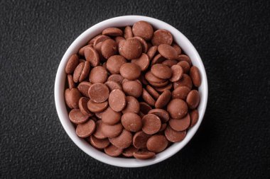 Lezzetli tatlılar hazırlamak için bir malzeme ya da hazırlık olarak yuvarlak çikolata tanecikleri. Evde tatlı yapmak.