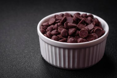 Lezzetli tatlılar hazırlamak için bir malzeme ya da hazırlık olarak yuvarlak çikolata tanecikleri. Evde tatlı yapmak.