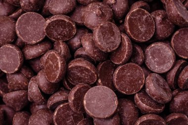 Lezzetli tatlılar hazırlamak için bir malzeme ya da hazırlık olarak yuvarlak çikolata tanecikleri. Evde tatlı yapmak.