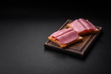 Tost ekmekli, jambonlu, domatesli, tuzlu ve baharatlı lezzetli sandviç.