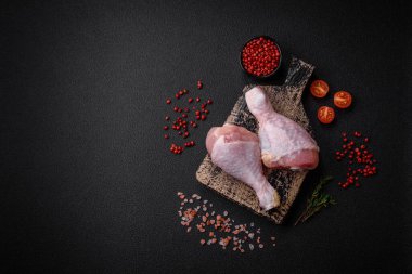 Tuzlu, baharatlı ve çimento kaplı çiğ tavuk bacakları. Evde yemek pişirmek.