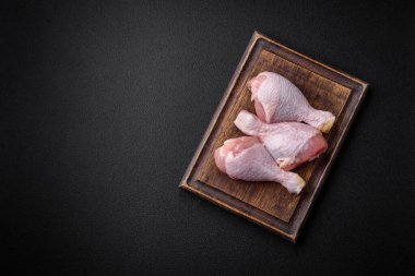 Tuzlu, baharatlı ve çimento kaplı çiğ tavuk bacakları. Evde yemek pişirmek.