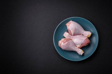 Tuzlu, baharatlı ve çimento kaplı çiğ tavuk bacakları. Evde yemek pişirmek.