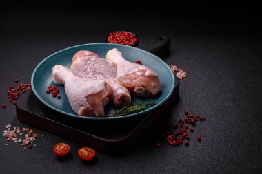 Tuzlu, baharatlı ve çimento kaplı çiğ tavuk bacakları. Evde yemek pişirmek.