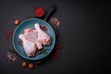 Tuzlu, baharatlı ve çimento kaplı çiğ tavuk bacakları. Evde yemek pişirmek.