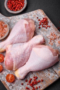 Tuzlu, baharatlı ve çimento kaplı çiğ tavuk bacakları. Evde yemek pişirmek.