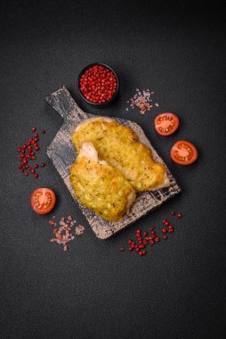 Dijon hardalıyla kızartılmış lezzetli et. Tuz, baharat ve otlarla birlikte koyu beton bir arka planda.