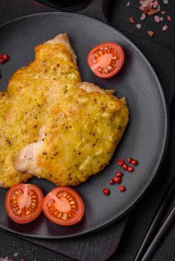 Dijon hardalıyla kızartılmış lezzetli et. Tuz, baharat ve otlarla birlikte koyu beton bir arka planda.