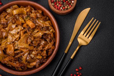 Sebzeli, mantarlı, tuzlu ve baharatlı lezzetli Asya udonu tabağı koyu beton arka planda.