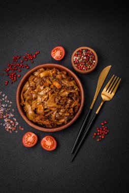 Sebzeli, mantarlı, tuzlu ve baharatlı lezzetli Asya udonu tabağı koyu beton arka planda.