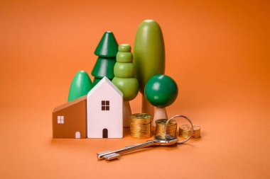 Küçük ahşap bir ev ve anahtarlar kendi evinize yatırım yapmak ve gayrimenkul satın alma hedefine ulaşmak için bir fikir. Fikrin için arka plan