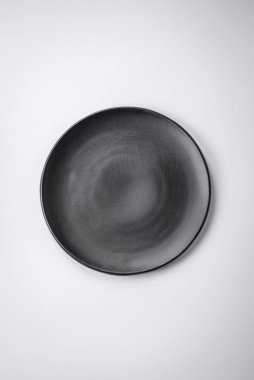 Düz bir zemine seramik tabağı boşalt, fotokopi alanı olan düz bir tabaka. Mutfak aletleri ev mutfağında.