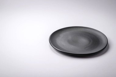 Düz bir zemine seramik tabağı boşalt, fotokopi alanı olan düz bir tabaka. Mutfak aletleri ev mutfağında.